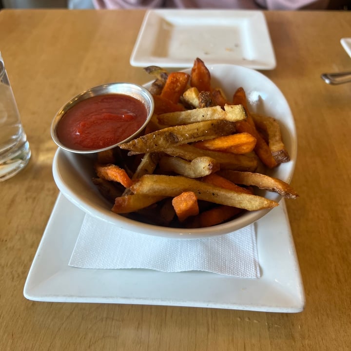 photo of Leaf Potato And Sweet Potato Fries shared by @aubreyj27 on  20 Feb 2023 - review