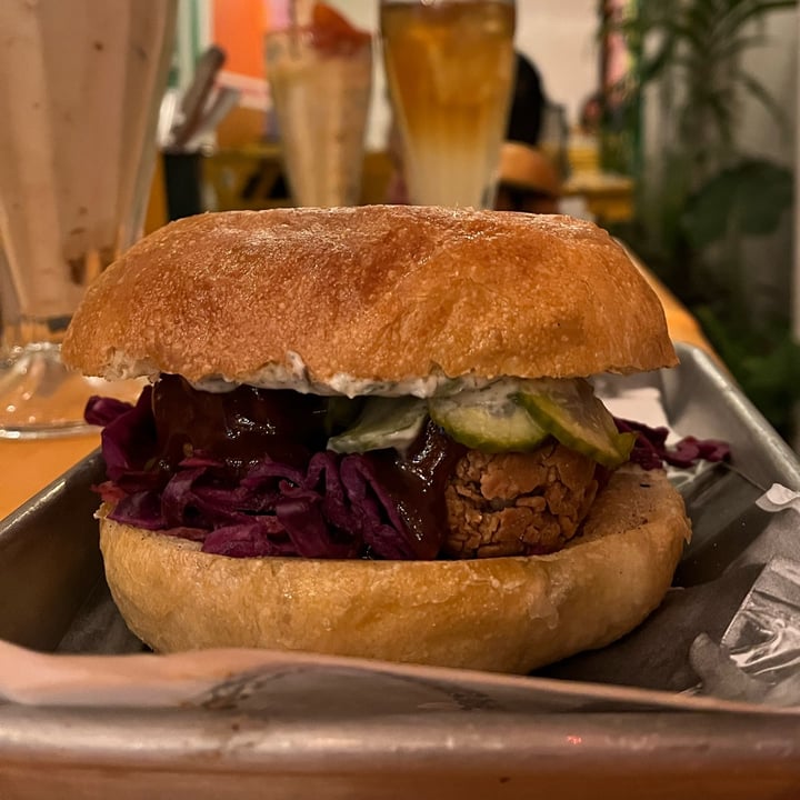 photo of Fat Vegan Hamburguesa BBQ BOM BOM shared by @natgutierr on  29 Jan 2023 - review