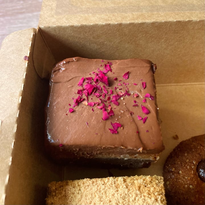 photo of The Clean Addicts Cocoa Sea Salt Peanut Butter Date “Caramel” Fudge Cake shared by @kathedrals on  28 May 2023 - review