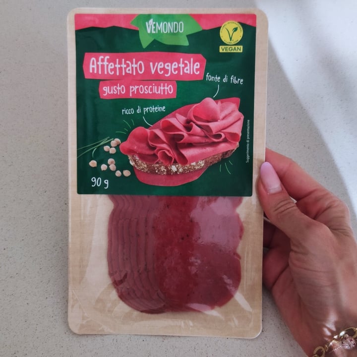 photo of Vemondo affettato vegetale gusto prosciutto shared by @angelarusso on  03 Aug 2023 - review