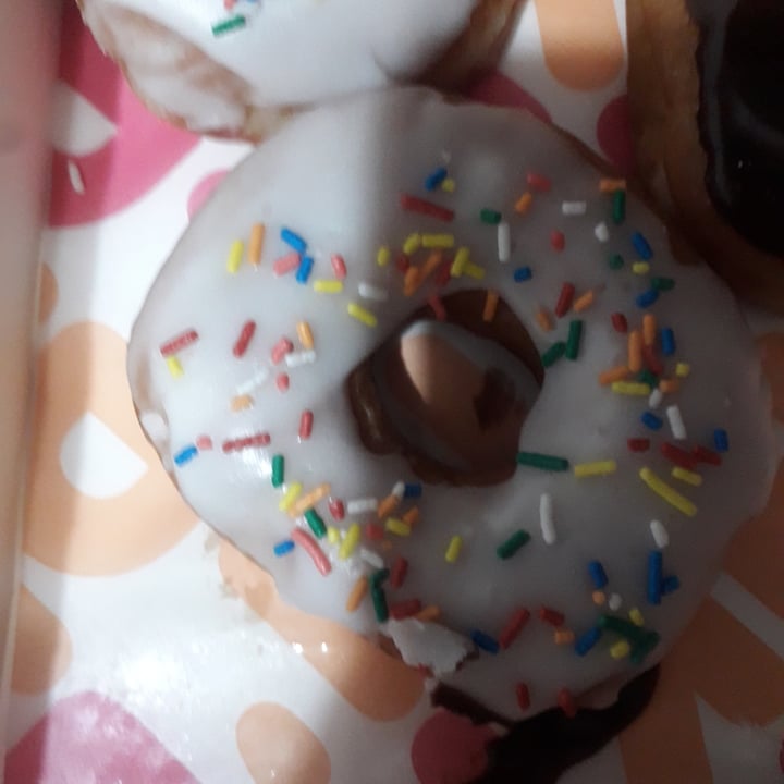 photo of Dunkin’ Donuts Vainilla Arcoiris shared by @carolinalina on  17 Feb 2023 - review