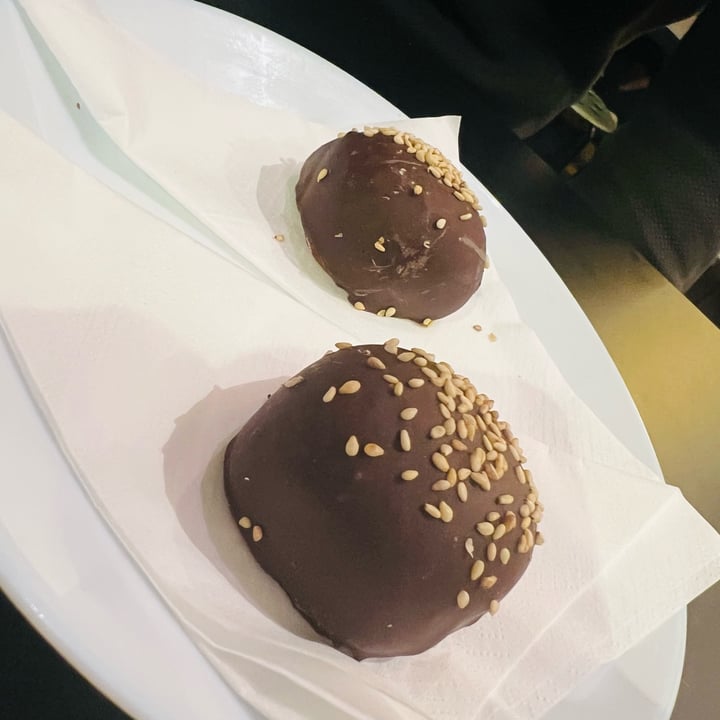 photo of Vegan Yes Shoreditch Dark chocolate mochi shared by @nicole- on  19 Jan 2023 - review