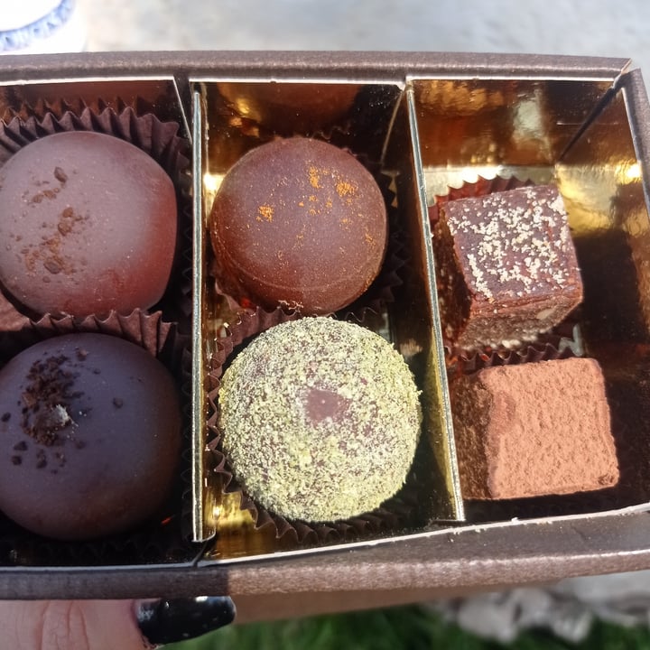 Grezzo Raw Chocolate - Piazza Mattei Roma, Italy Cioccolatini Review ...
