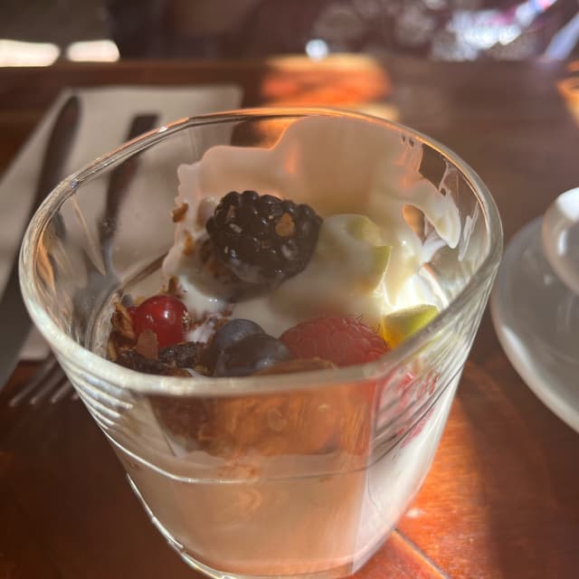Photo of the dish “Yogur con muesli y frutos rojos”