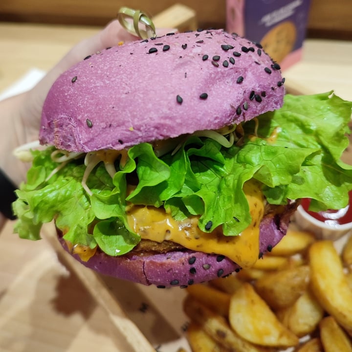 photo of Flower Burger Roma Cherry Bomb shared by @sakura87sam on  30 Jan 2023 - review