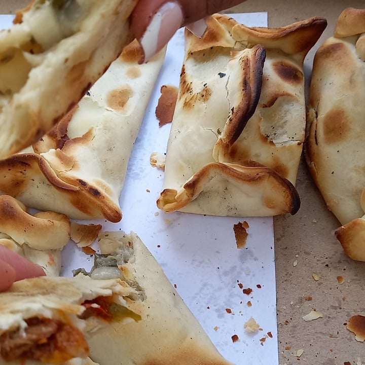 photo of Lontano Pizza Empanada De Jamón Y Queso shared by @roxber on  11 Apr 2023 - review