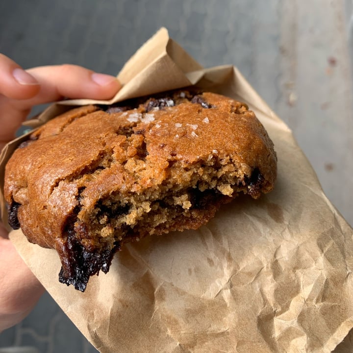 photo of The Factory Cafe Vegan Chocolate Chip Cookie shared by @tiascaz on  26 Apr 2023 - review
