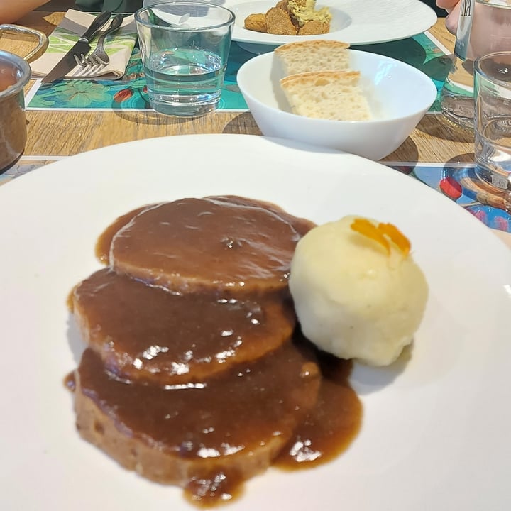 photo of Essenza Love Natural Food Arrosto Di Seitan Rosa Con Cremoso Di Patate Con Demi-glace shared by @nemorosa on  08 Aug 2023 - review