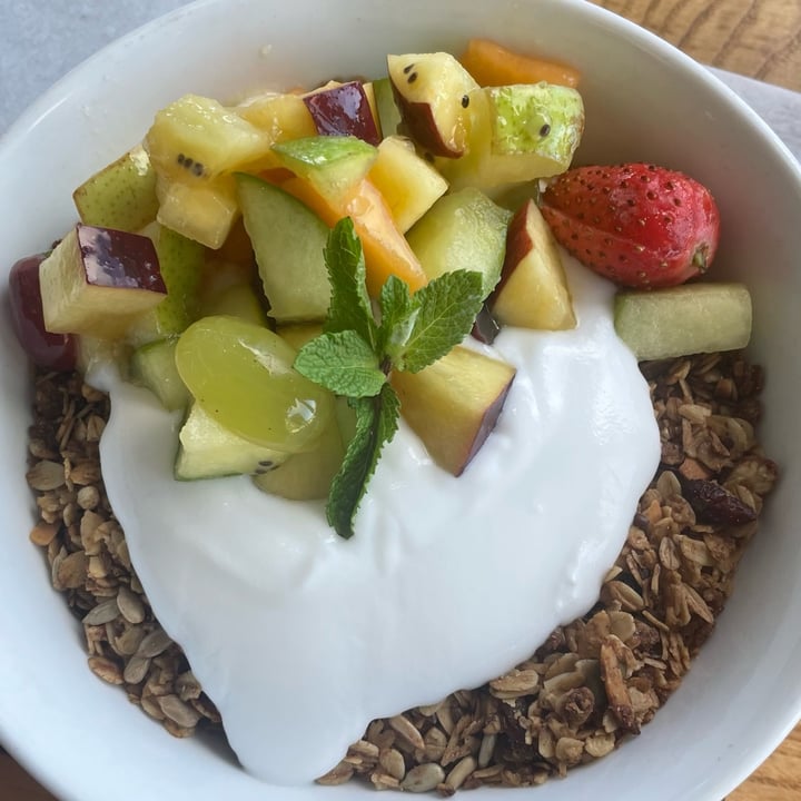 photo of Knead Restaurant Granola, Fruit & Coconut Yoghurt shared by @upmyeco on  16 Jun 2023 - review