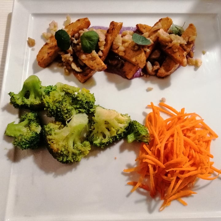 photo of Ristorante Vegano Biologico La Lanterna Tempeh Al Timo E Castagne Su Crema Di Capuccio Viola E Broccoli Con Coriandolo shared by @ogygya on  27 Nov 2021 - review