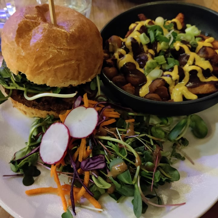 photo of Lola Rosa Café Hemp Burger and sweet potato curry shared by @sukinow on  24 Mar 2022 - review