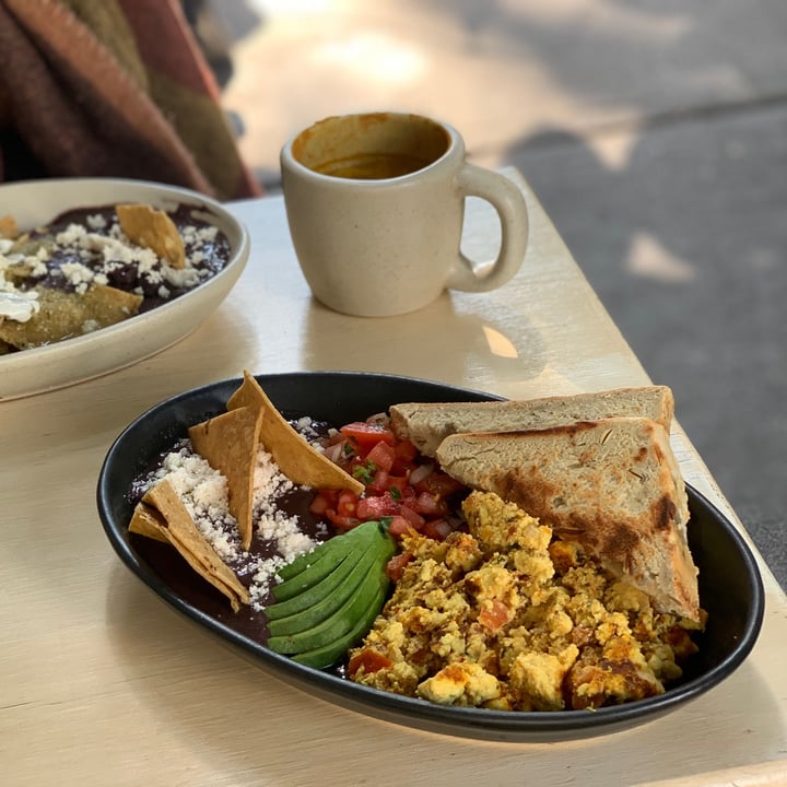 photo of Café Vegetal Tofu a la mexicana shared by @scarlettvegana on  11 May 2022 - review