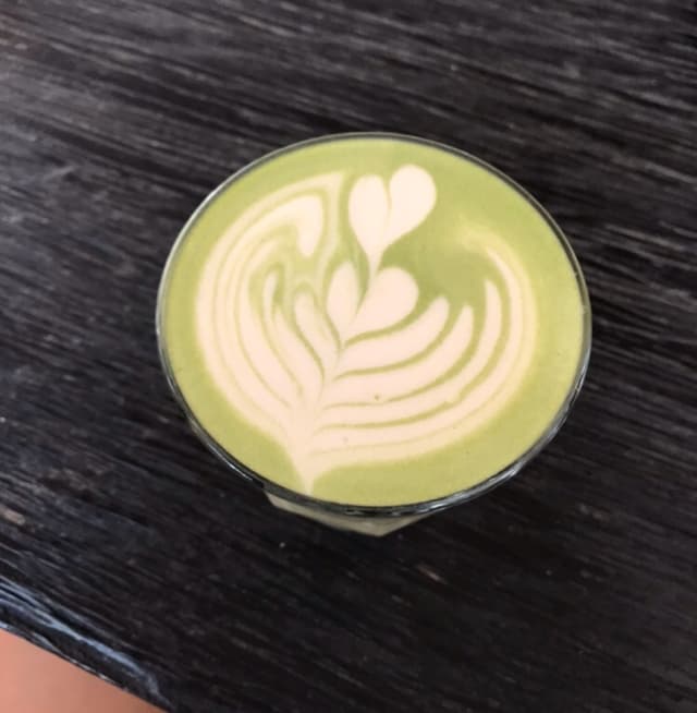 Foto do prato “Almond milk matcha latte”