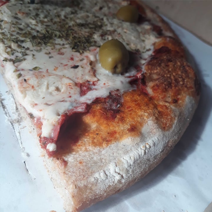 review photo of Olivia Empanadas & Pizzas - Avellaneda Pizza Vegana De Masa Integral Con Muzza De Almendras shared by @paauvegan on 11 Jul 2020 - review