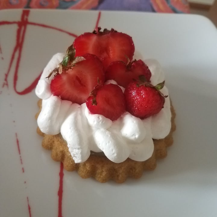 photo of La colazione di Sara Crostatina Crema Pasticcera, Crema Chantilly E Fragole shared by @vicanarc on  12 Jun 2022 - review