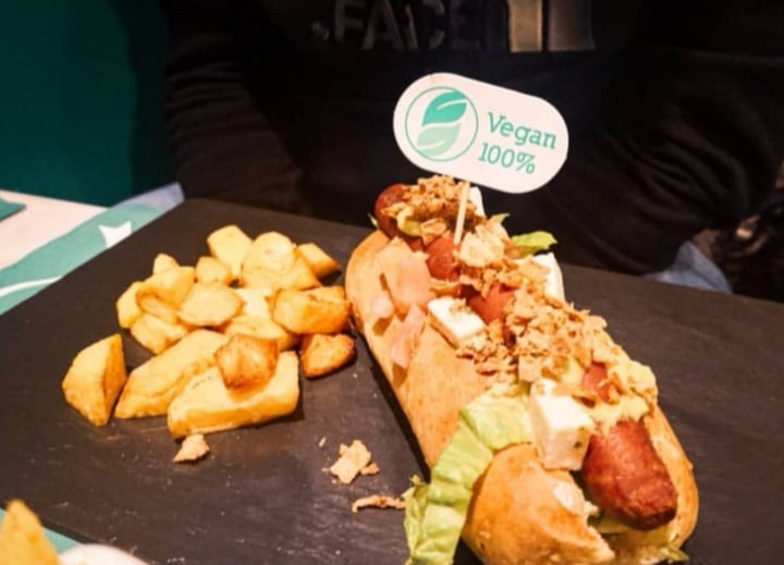 photo of Legends Cafe Hotdog vegano shared by @sarisloris on  31 Mar 2020 - review