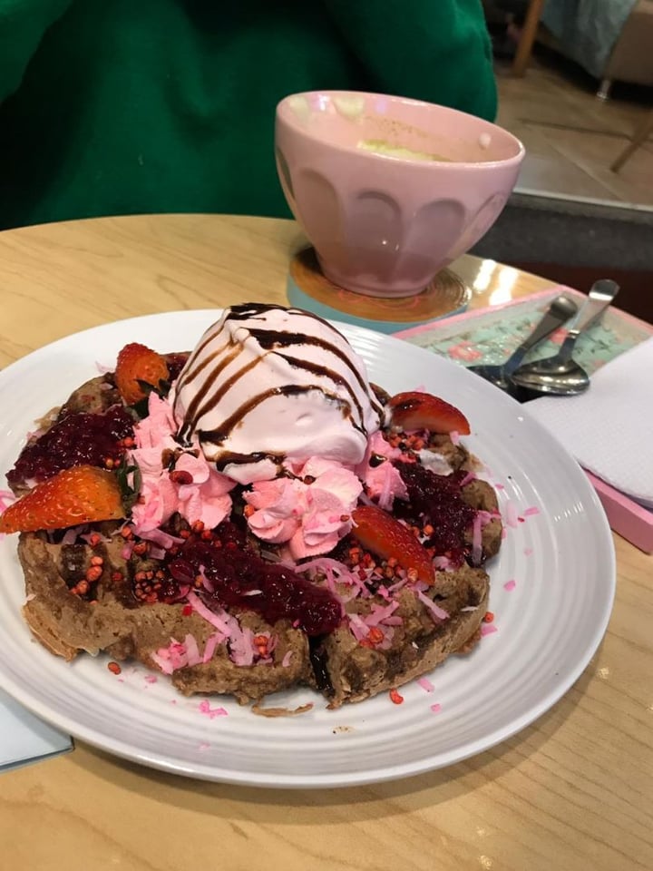 review photo of Frambuesa Pastelería Vegan Wafle con helado shared by @juvimo on 12 Sep 2019 - review