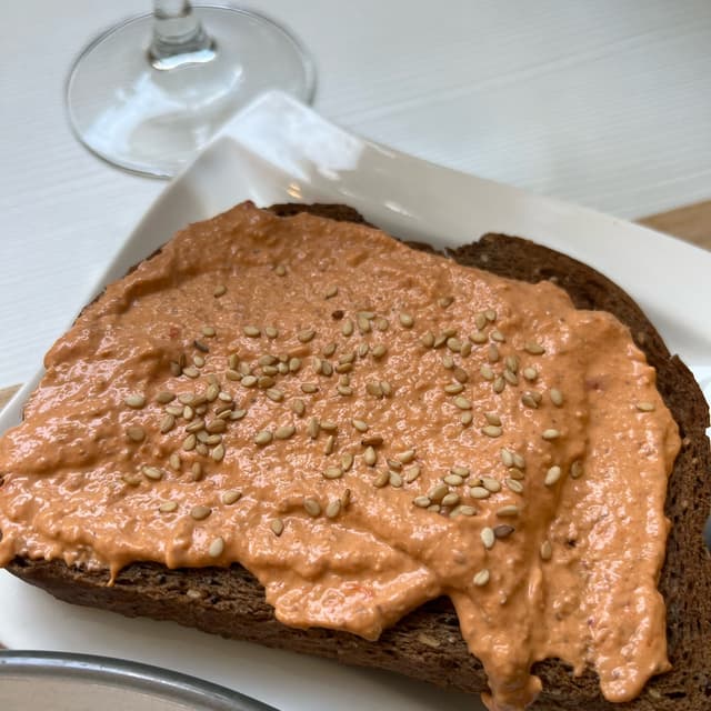 菜肴“Tosta de paté vegetal”的照片