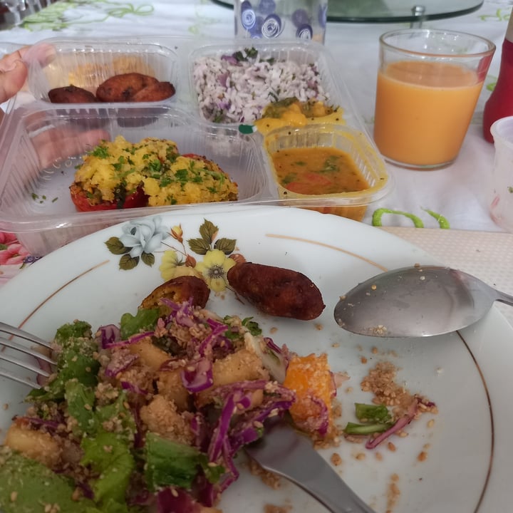 photo of Govinda Vegetariano tomates recgeados com quinoa e jambu e acompanhamentos, shared by @elianalia on  22 Nov 2022 - review