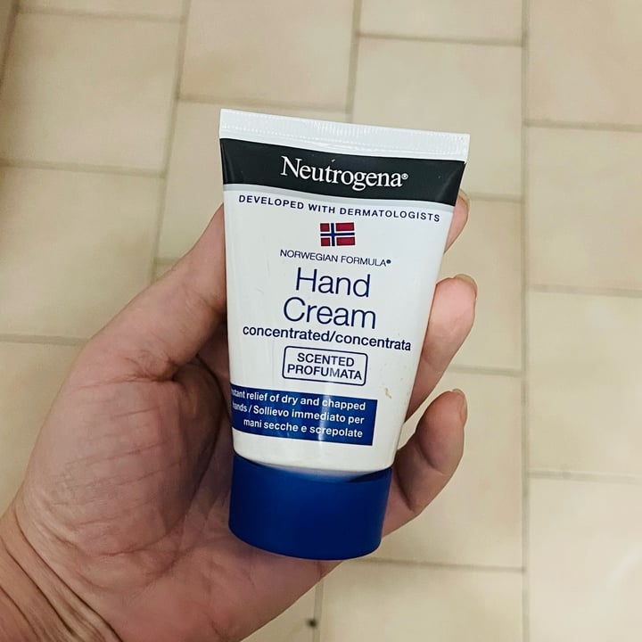 photo of Neutrogena hand cream shared by @nathaliasilva on  10 May 2022 - review