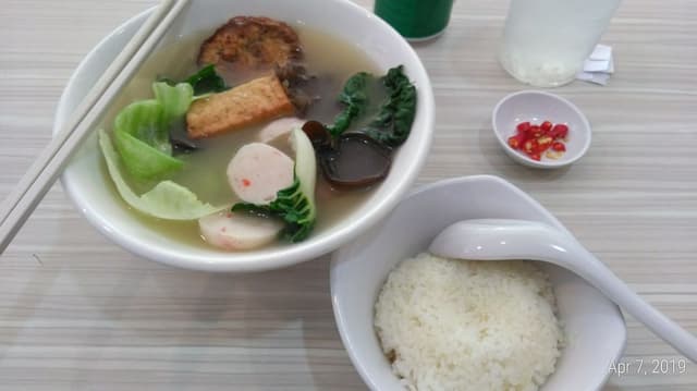 「Yong tau fu soup with rice」の料理の写真