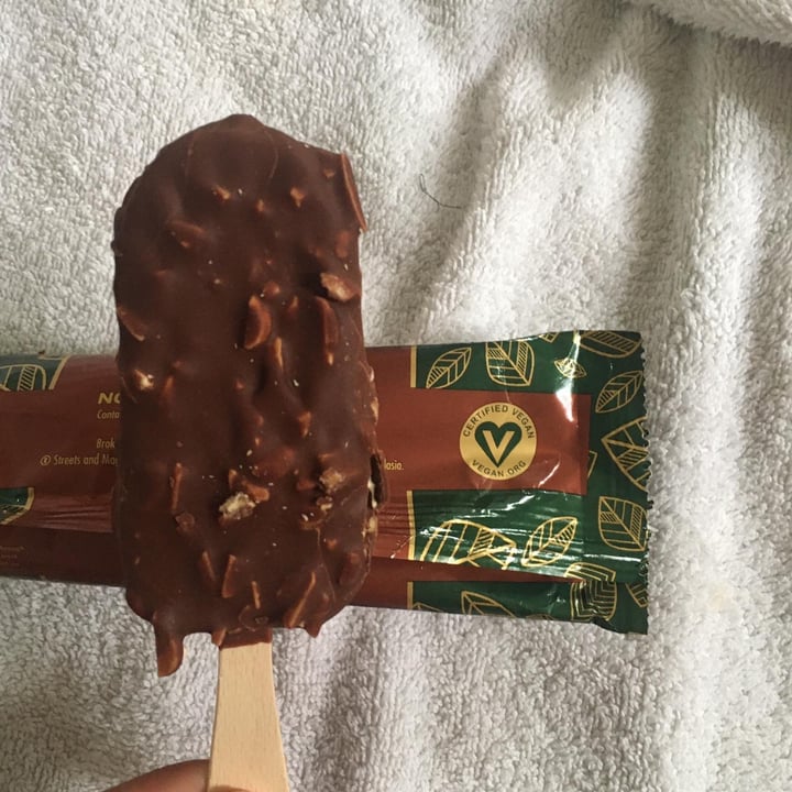 photo of Magnum Magnum Vegan Almond shared by @lindy0512 on  24 Oct 2020 - review