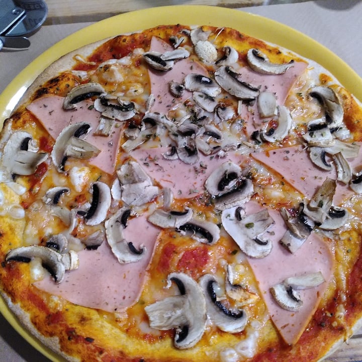 photo of Dolce Pizza y Los Veganos Pizza prosciutto e funghi shared by @walkabout-veg on  09 Nov 2022 - review