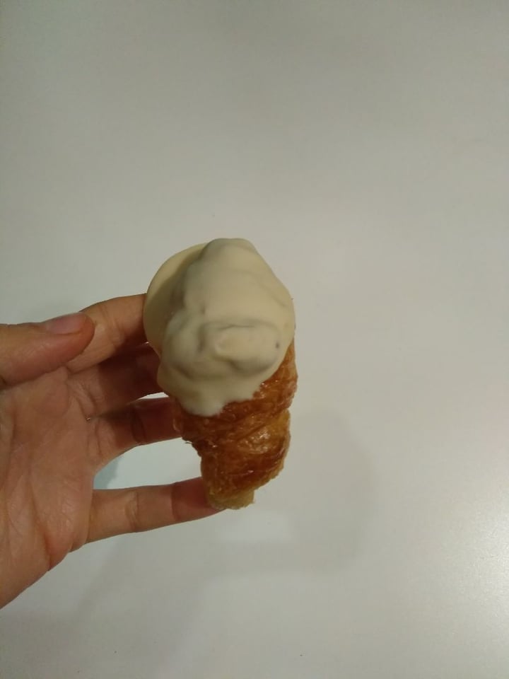photo of CroisSants Mini croissant con chocolate blanco shared by @nuriaolme on  14 Jan 2020 - review
