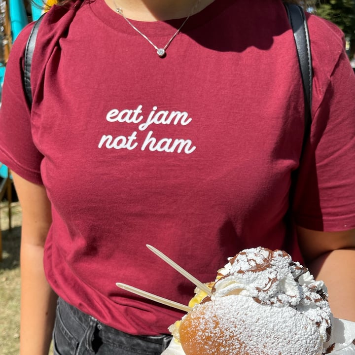 photo of The Optimistic Apple Eat Jam Not Ham T-shirt shared by @bmartina on  07 Apr 2022 - review