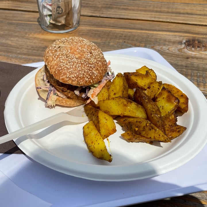 photo of Veg Eat gastronomia biologica da asporto Burger di ceci e patate shared by @beatricevercesi on  01 May 2022 - review