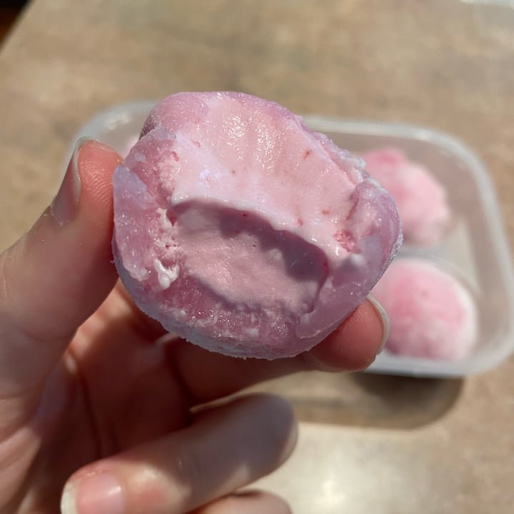 photo of My mochi Mochi oatmilk frozen dessert, Strawberry shared by @curvycarbivore on  11 May 2022 - review