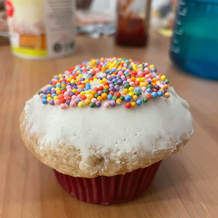 photo of Miss Jones Baking Co Confetti Pop Frosting shared by @clarendiee on  17 Nov 2022 - review