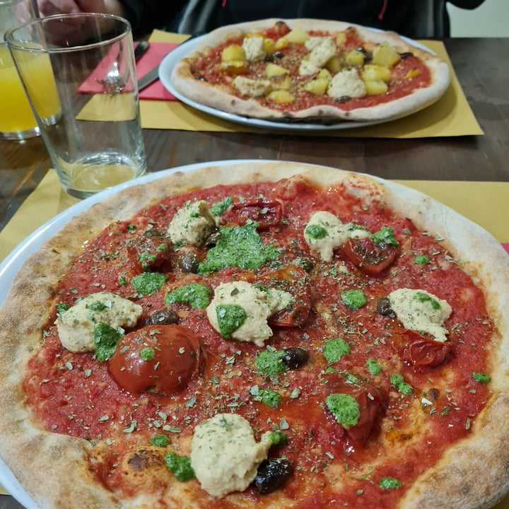 photo of Pota la Pizza Caionvico Pizza con Hummus E Crema Di Rucola shared by @bufo on  01 May 2022 - review