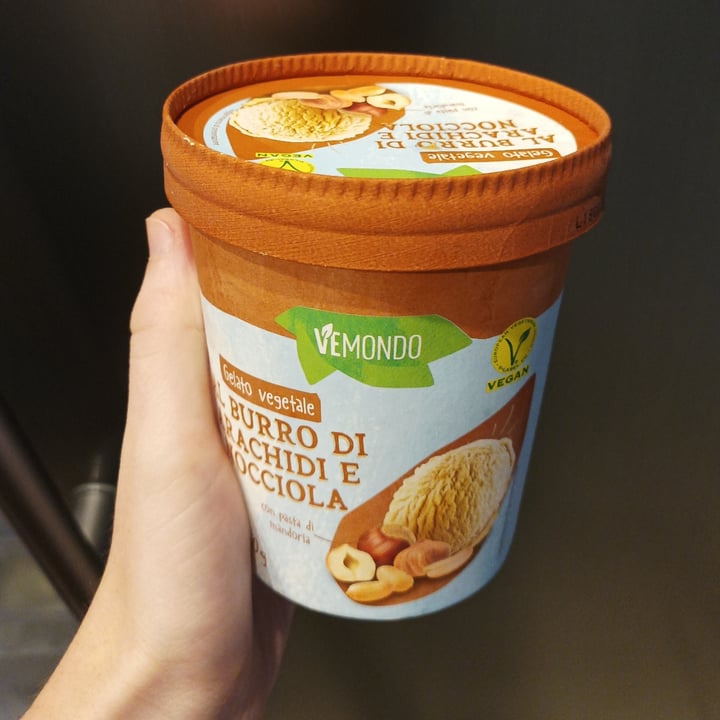 photo of Vemondo Gelato al burro di arachidi e nocciola shared by @ninarossi on  19 Sep 2022 - review