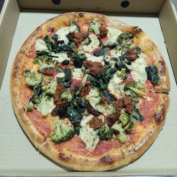 photo of Jamie's Italian Jamie's super greens pizza VEGAN shared by @minli on  16 Jun 2021 - review
