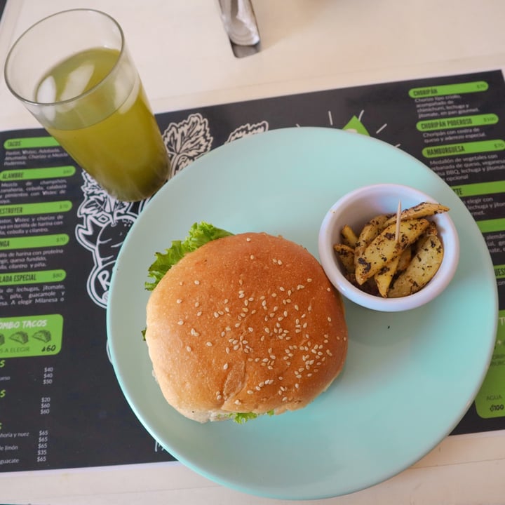 review photo of Poderosa Restaurante Vegano Hamburguesa shared by @davidolvera on 10 Apr 2022 - review