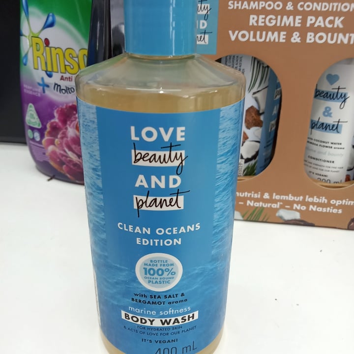 review photo of Love Beauty and Planet Body Wash shared by @lisajoesman on 02 Mar 2022 - review