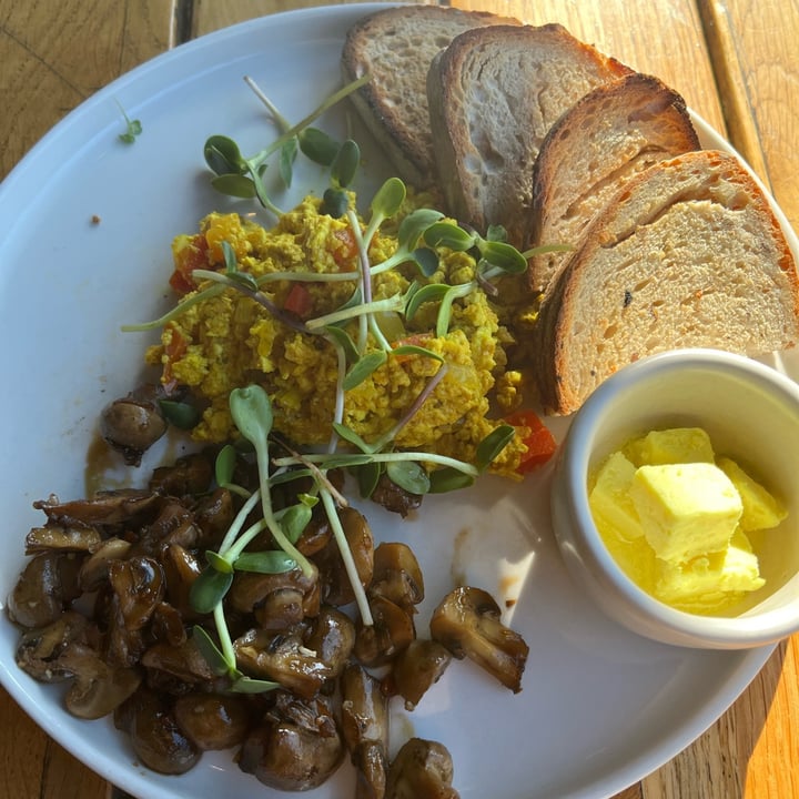 photo of Fresh Earth Food Store Tofu scramble toast shared by @vangees16 on  27 Jun 2022 - review