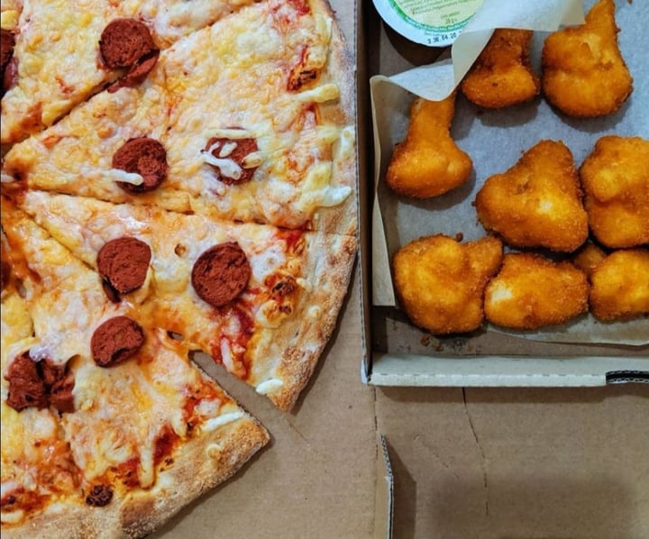 photo of Papa John's Pizza Vegan sausage and pepperoni shared by @katshakey on  23 Feb 2020 - review