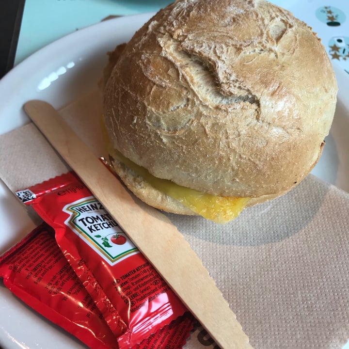 photo of Starbucks Coffee Beyond Meat Breakfast Sandwich shared by @angelame on  08 Jul 2021 - review