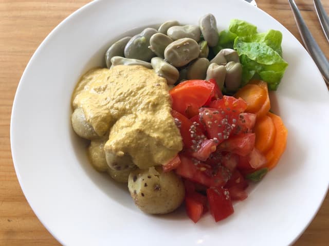Photo of the dish “Ensalada con papas y crema de maní”