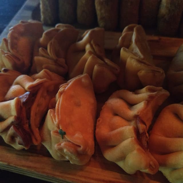 菜肴“Dumplings de tomate y albahaca”的照片