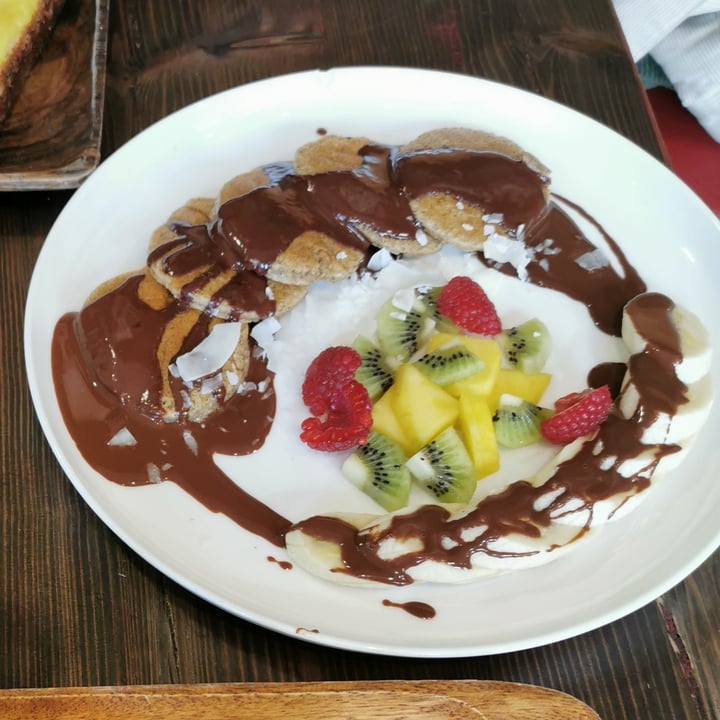 photo of Equilibrium Cafè Brvnch&Coffee Pancakes con chocolate y plátano shared by @chfav on  17 Aug 2020 - review