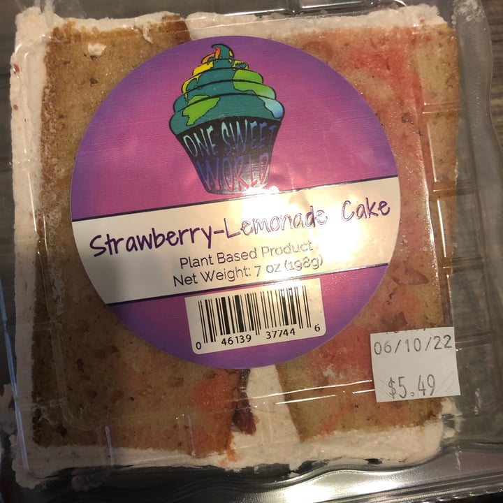 photo of one sweet world Strawberry – lemonade cake shared by @kikilane007 on  30 May 2022 - review
