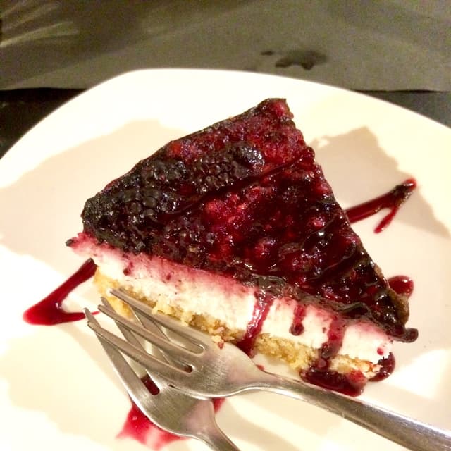 菜肴“Cheesecake con frutti di bosco, mandorle e cocco”的照片