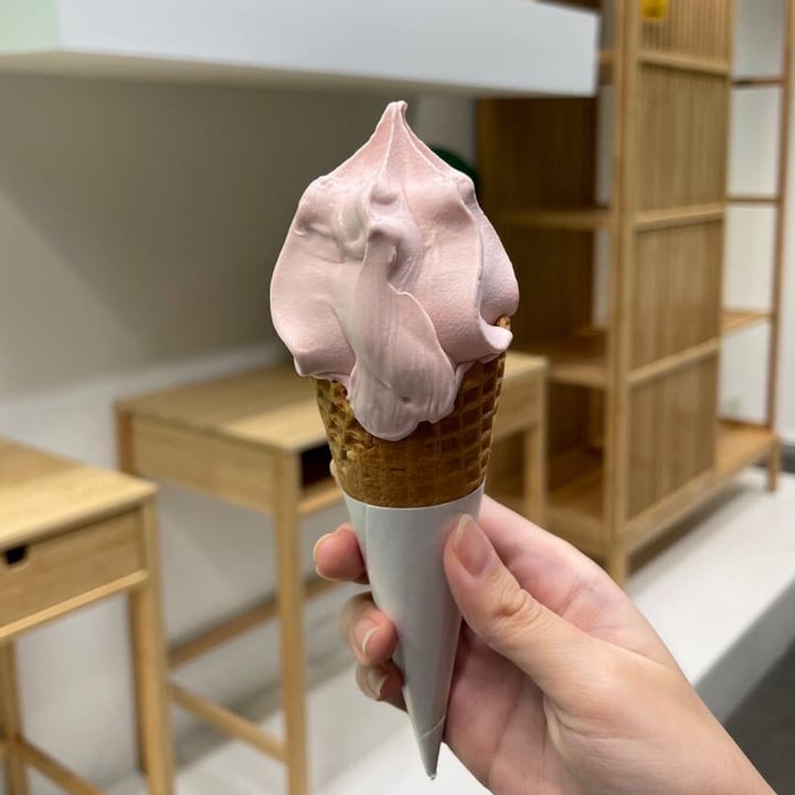 photo of IKEA Alexandra Strawberry Ice Cream shared by @mehmehrene on  14 Apr 2022 - review