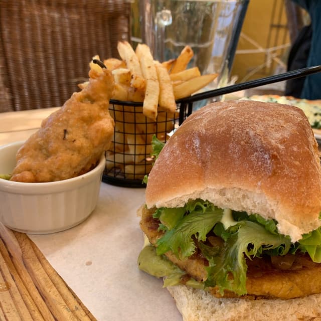Photo of the dish “Vegan Mexican Burger & chips”
