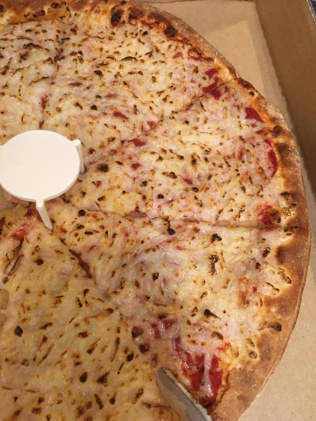 菜肴“Vegan cheese pizza”的照片
