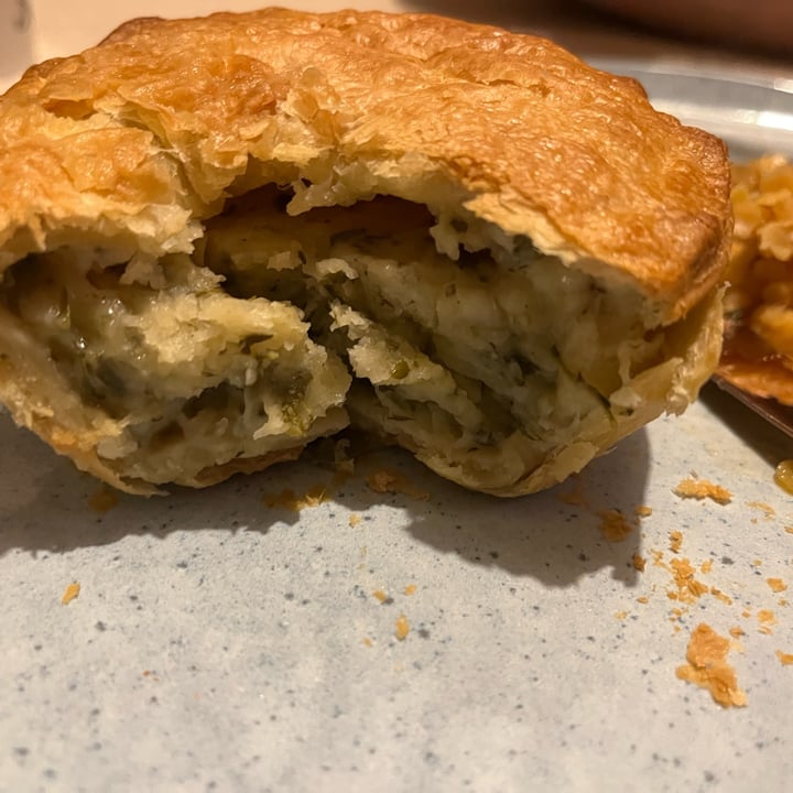 photo of Pukka Pies Smoky Cheddar Flavour & Onion Pie shared by @ameriamber on  20 Oct 2021 - review