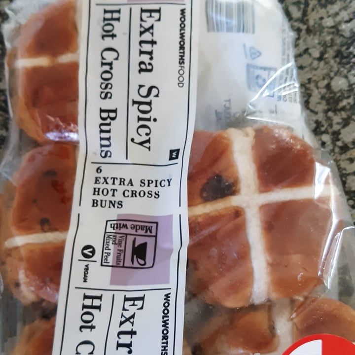 photo of Woolworths hot cross bun Woolworths vegan hot cross bun shared by @letschoosecompassion on  17 Apr 2022 - review